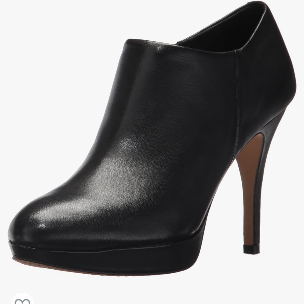 Beautiful like new Vince camute  heels with side zipper